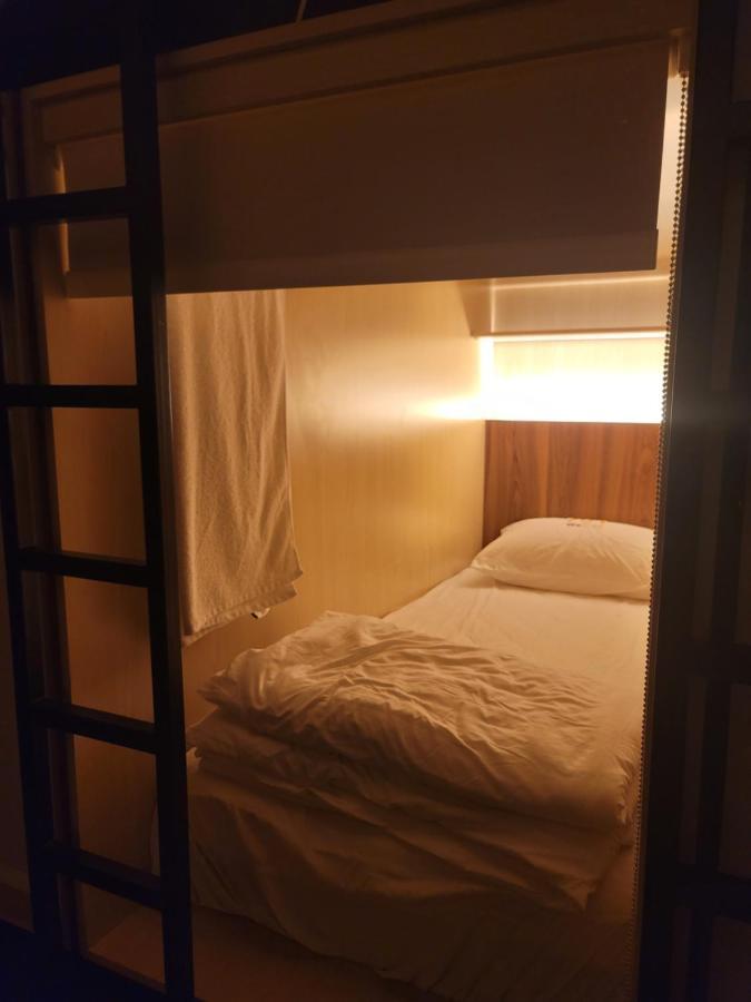 Westay Capsule Hostel Dubai Eksteriør billede