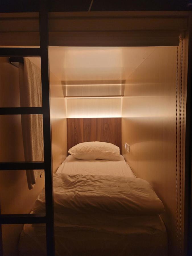 Westay Capsule Hostel Dubai Eksteriør billede